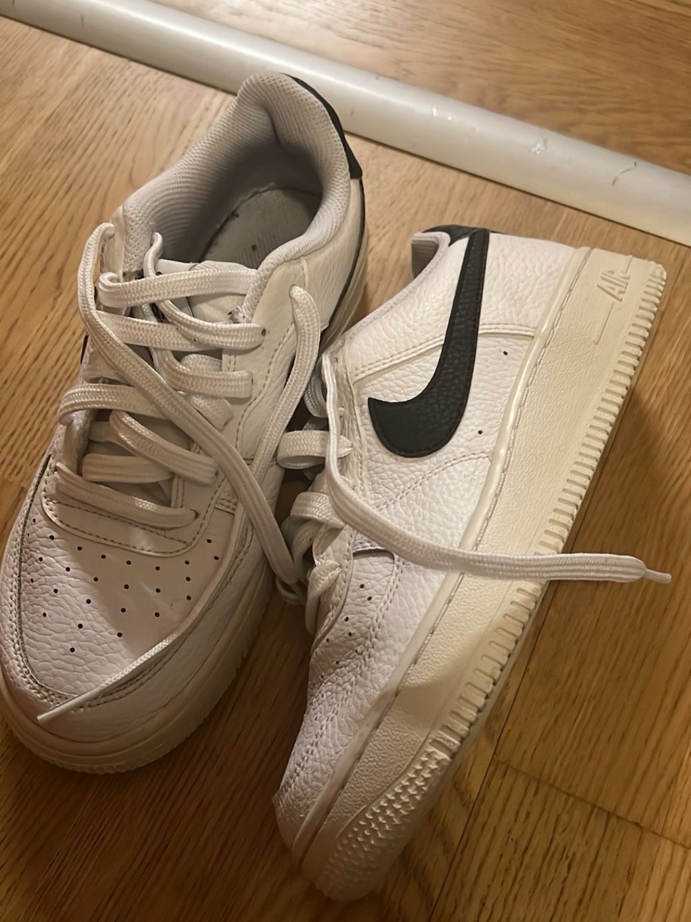 Nike White Low-Top Sneakers with Black Logo Accent